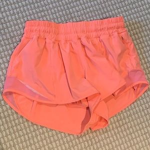 Lulu lemon 2.5 in hottie hot short